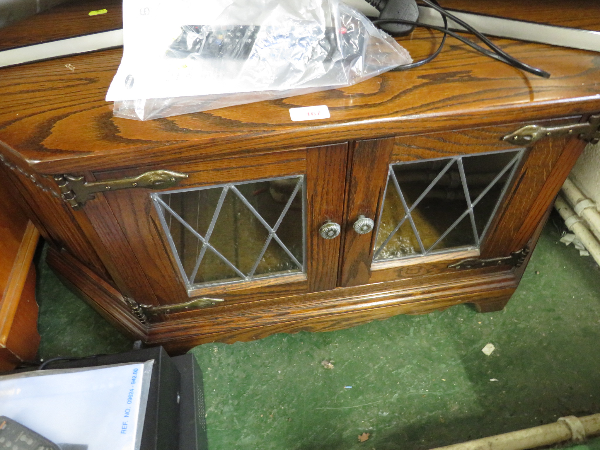 OLD CHARM OAK TV UNIT WITH TWO GLAZED DOORS.