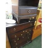 STAG MAHOGANY VENEER SEVEN DRAWER CHEST TOGETHER WITH A MATCHED SINGLE DRAWER BEDSIDE TABLE.