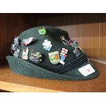 VINTAGE FELT HAT WITH COLLECTION OF PIN BADGES.
