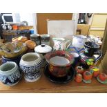 SMALL SELECTION OF POTTERY INCLUDING HONITON POTTERY JUG AND OTHER ITEMS.