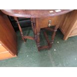 A SMALL OAK OVAL GATE-LEG DROP-LEAF TABLE WITH SINGLE DRAWER.