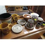 SMALL SELECTION OF POTTERY INCLUDING MUGS.