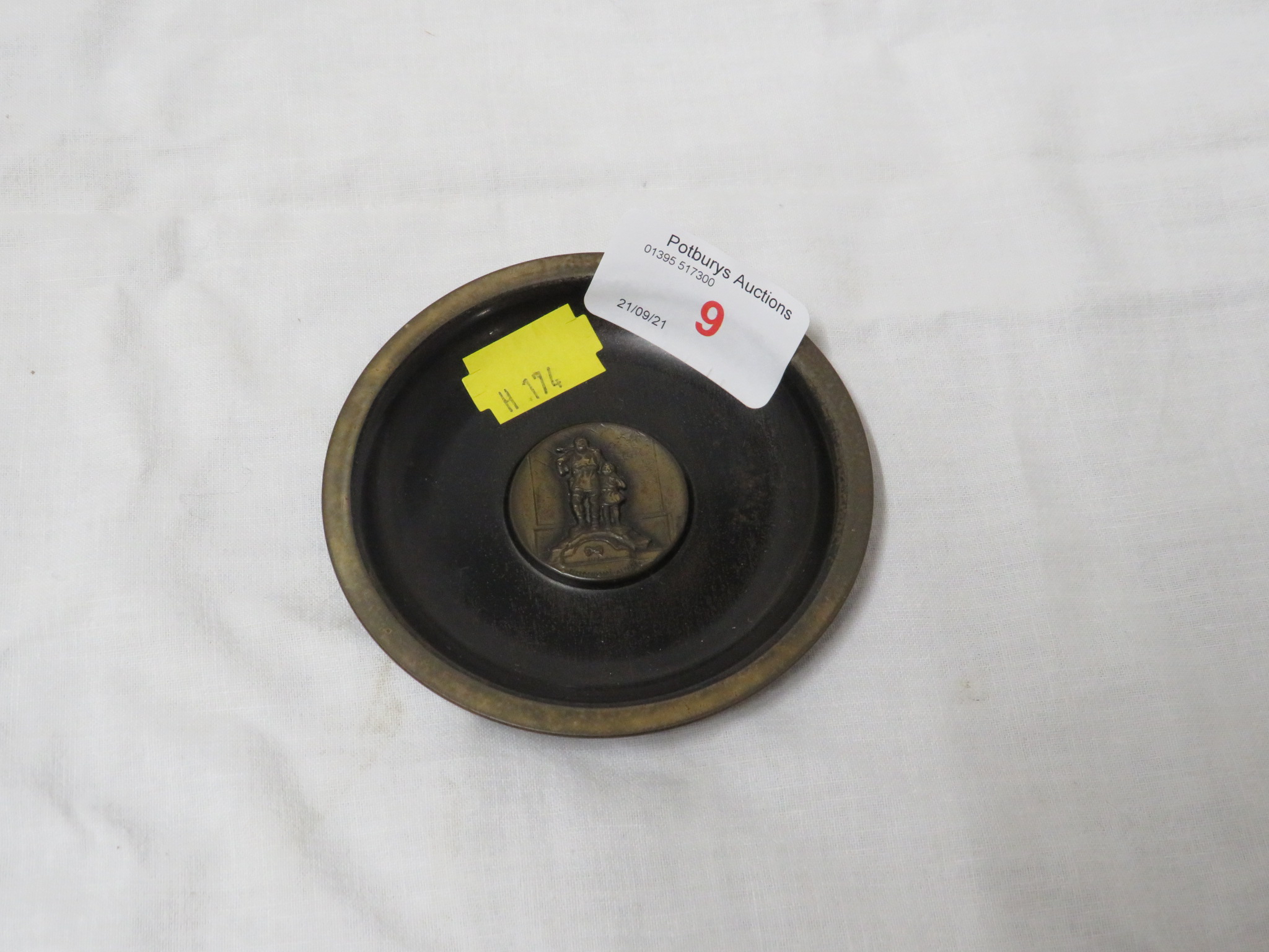 SMALL METAL COIN DISH, MARKED SIGG SWITZERLAND 'TELLDENKMAL ALDORF' (DIAMETER 3.5 INCH)