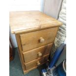 PINE THREE DRAWER BEDSIDE CHEST.