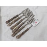 SET OF SIX DESSERT FORKS WITH HOLLOW SILVER HANDLES.
