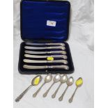 CASED SET OF SIX KNIVES WITH HOLLOW SILVER HANDLES, FIVE HALLMARKED SILVER COFFEE SPOONS AND A
