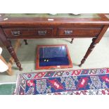 AN EDWARDIAN MAHOGANY TWO DRAWER WRITING DESK. (AF)