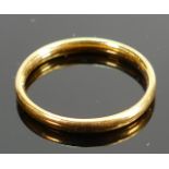 22ct gold wedding ring band: Size J ½, weight 2.2g.