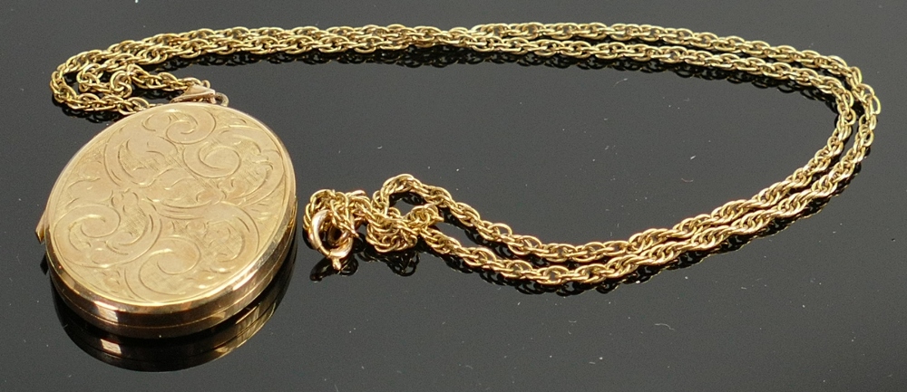 Hallmarked 9ct gold large locket, and 9ct chain: Locket measures 44cm high, chain 49cm long appx.