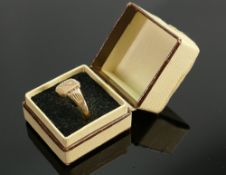 9ct gold signet ring: Weight 2.4g, size P.