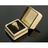 9ct gold signet ring: Weight 2.4g, size P.