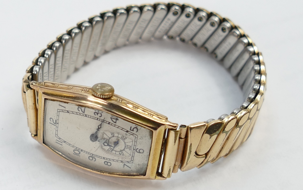 Vertex Art Deco 9ct gold gentlemans wristwatch: With expandable gold plated bracelet.