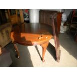 Late Victorian/early Edwardian mahogany Wind Out Dining Table: with 2 additional leaves.