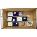 A collection of medals and brooches: including 6x 1930s silver presentation medals, brooches,