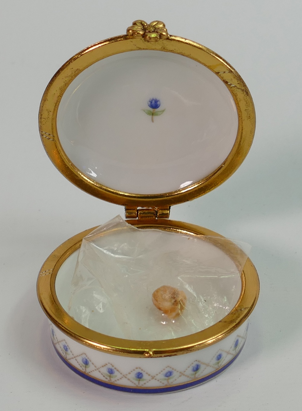 A collection of Art glassware and miniature oriental items: including Cloissone, porcelain, - Image 7 of 11