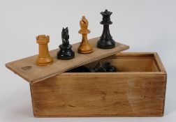 Vintage wood chess set in light and dark wood: in wood case.