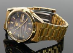 Vintage Seiko 5 gentlemans day date automatic wrist watch: Gold plated strap.