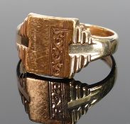 9ct antique gents signet ring: Size V/W,