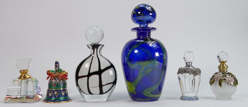 A collection of Art glassware and miniature oriental items: including Cloissone, porcelain, - Image 5 of 11