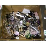 A mixed collection of items to include: costume jewellery, beads, brooches etc.