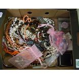 A mixed collection of items to include: costume jewellery, beads, brooches etc.
