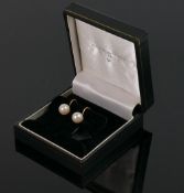 9ct gold pair pearl earrings: boxed.