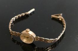 9ct gold ladies Avia wristwatch with 9ct bracelet. gross weight 9.7g.