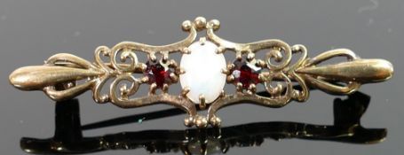 9ct ornate gold brooch: set with centre opal stone 2.5g: