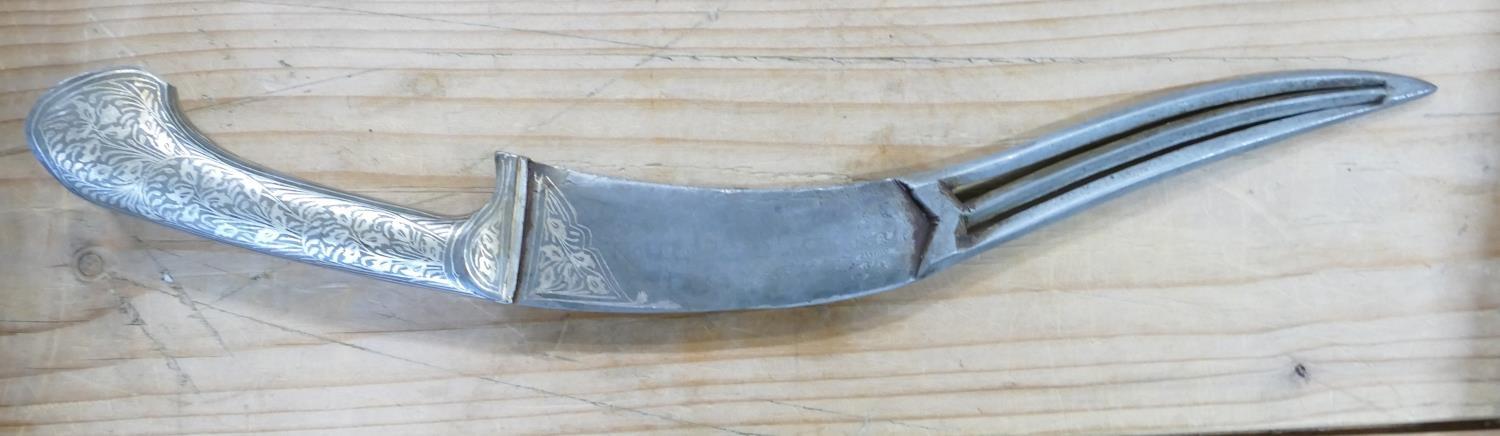 Indo Persian Dagger: highly decorated hilt with recurved armour piecing blade - Image 5 of 5