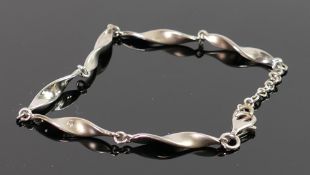 Silver ladies modern bracelet 8.1g: