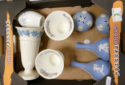 A mixed collection of Wedgwood items to include: Jasperware, Queensware Vase, Kutani Crane Vases etc
