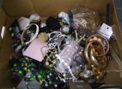 A mixed collection of items to include: costume jewellery, beads, brooches etc.