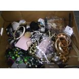 A mixed collection of items to include: costume jewellery, beads, brooches etc.