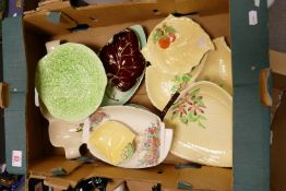 A mixed collection of items to include: Carltonware Australian Pattern dishes & platters similar