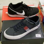 A pair of Tommy Hillfiger trainers: together a pair of Nike tainers, size 42 (2).