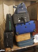 7 used luggage items: 5 canvas, 1 leather and 1 holdall (7).