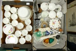 A mixed collection of items to include: floral tea ware, Wedgwood Metalised Tea ware, Duchess