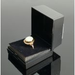 9ct gold ladies single stone opal ring: size N, 2.7g.