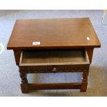 Small single drawer oak occasional table: