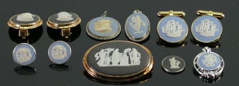 11 x Wedgwood pieces of jewellery: Pairs of cuff links and earrings are each counted as 2 items in