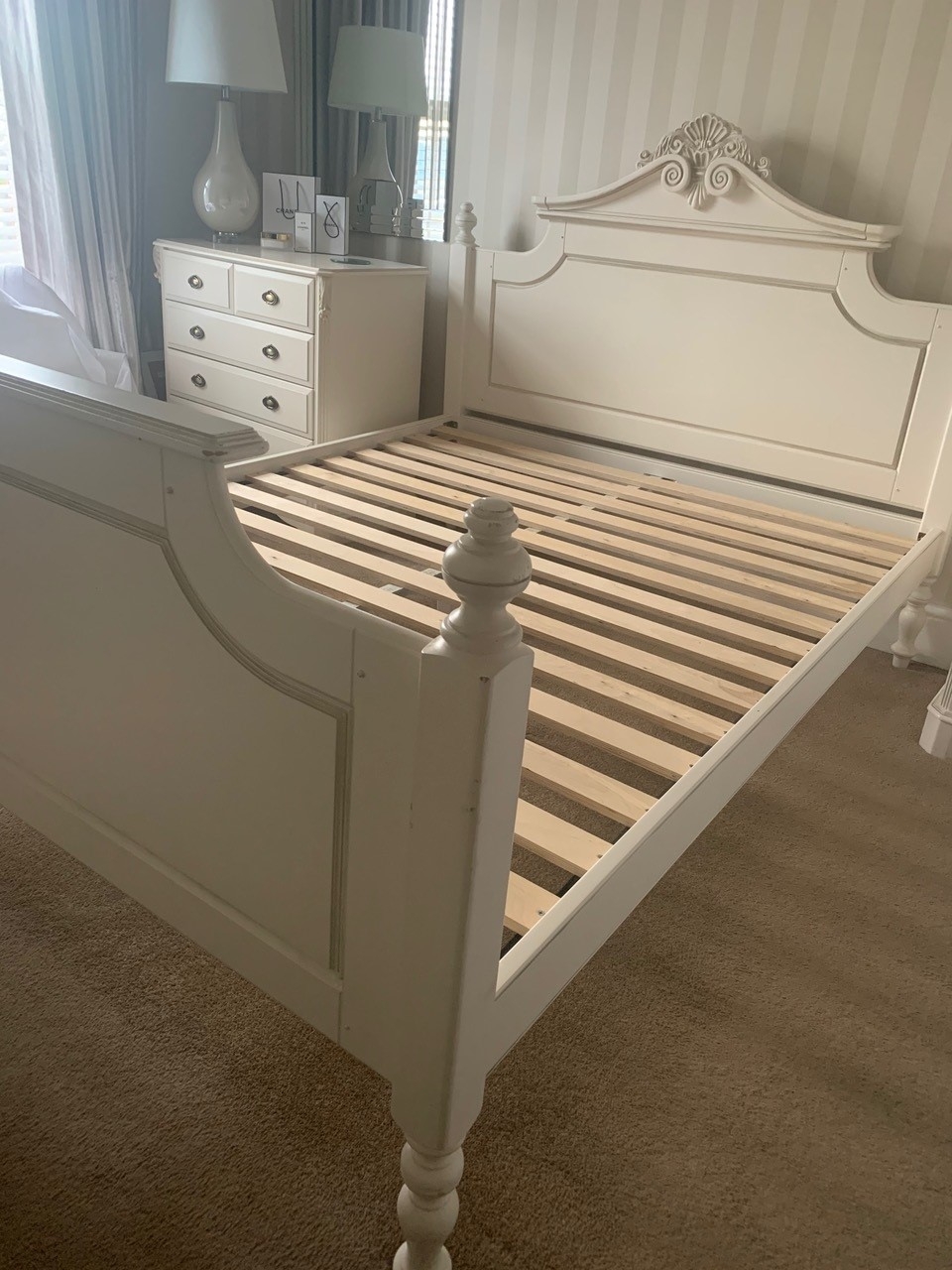 Modern King size Amore Bed: complete with head board, footboard, slats and rails - Image 4 of 4