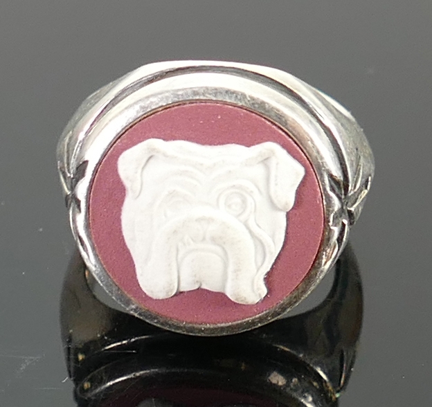 Silver crimson Wedgwood jasperware bulldog ring: size K, 9.4g.