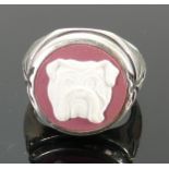 Silver crimson Wedgwood jasperware bulldog ring: size K, 9.4g.