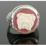 Silver crimson Wedgwood jasperware bulldog ring: size M/N, 9.7g.