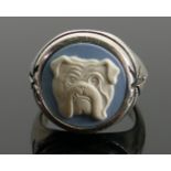 Silver blue Wedgwood jasperware bulldog ring: size K/L, 9.7g.
