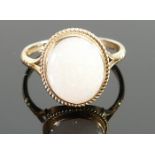 9ct hallmarked gold opal set ring: Size M, 1.8g.