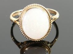 9ct hallmarked gold opal set ring: Size M, 1.8g.