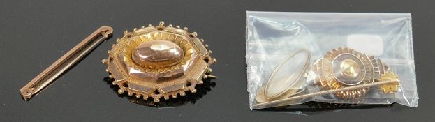 Collection of 9ct and 15ct jewellery: Four pieces including hallmarked 9ct gold bar brooch & un