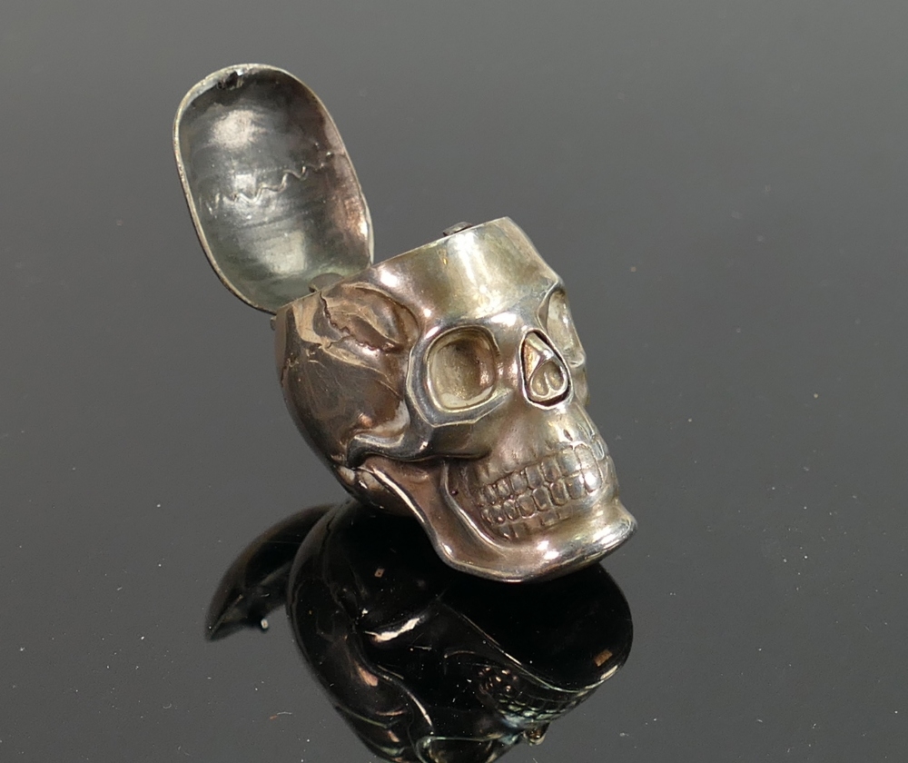 Novelty hallmarked solid silver skull vesta case: Bearing London hallmarks for London 2002 50.7g.