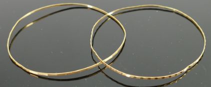 Two x 9ct gold hallmarked bangles: gross weight 2.2g (2)